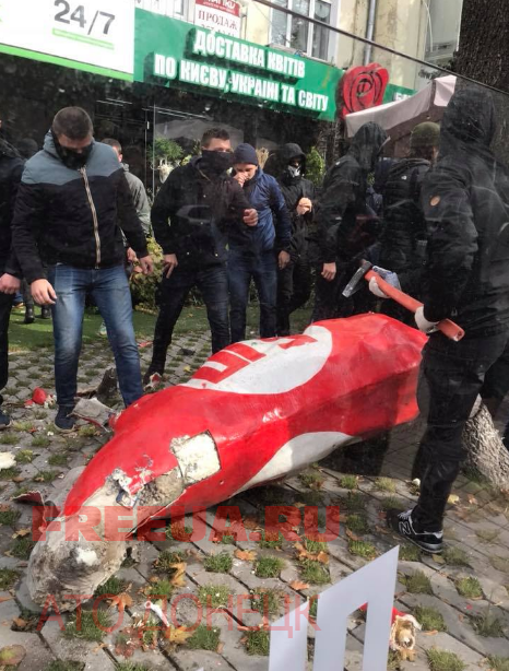 В Киеве националисты отрубили голову партийной корове. (видео)